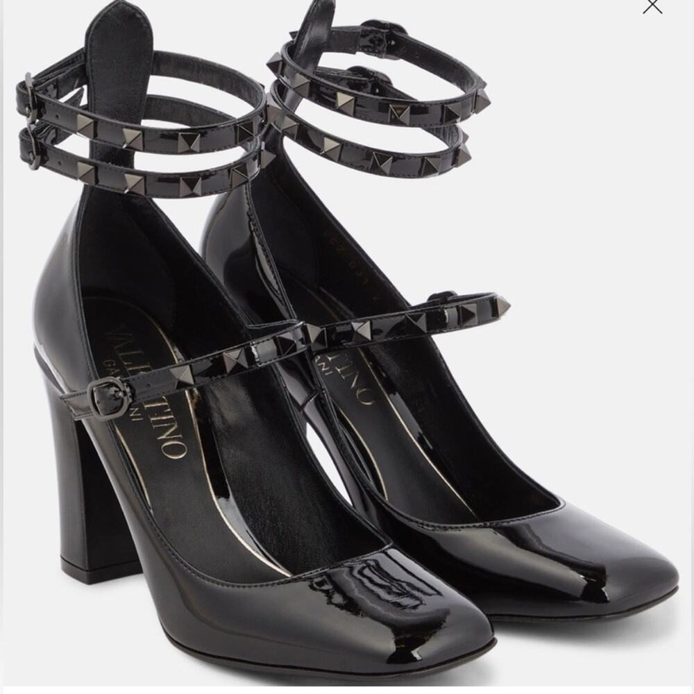 VALENTINO GARAVANI Tan-Go Black patent leather pumps Studded EUC Ankle Strap